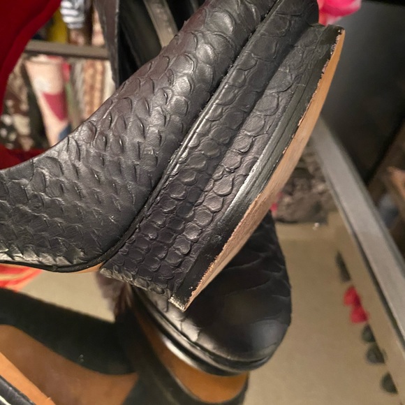 BCBGMAXAZRIA black croc stilettos size 10B - Picture 8 of 8